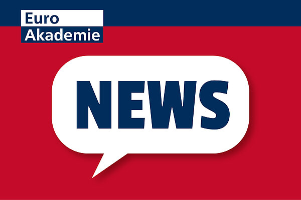 Die Aufschrift "News" in dunkelblauen Lettern steht in einer weißen Sprechblase. Der Hintergrund ist rot. Links oben befindet sich das Logo der Euro Akademie.