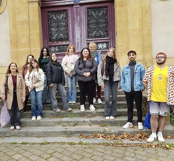 Schulfahrt nach Metz Gruppenbild der Auszubildenden auf Treppenstufen.