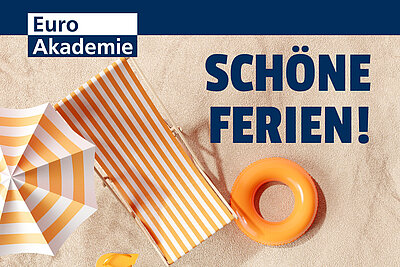 Ein Liegestuhl, Sonnenschirm und Schwimmreifen liegen auf einem Sandstrand. Es ist die Aufschrift "Schöne Ferien!" in dunkelblauen Lettern und links oben das Logo der Euro Akademie zu sehen.