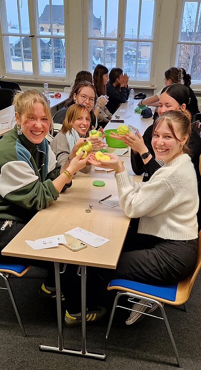 Gut gelaunte Besucherinnen und Besucher stellen selbst Kinderknete her.