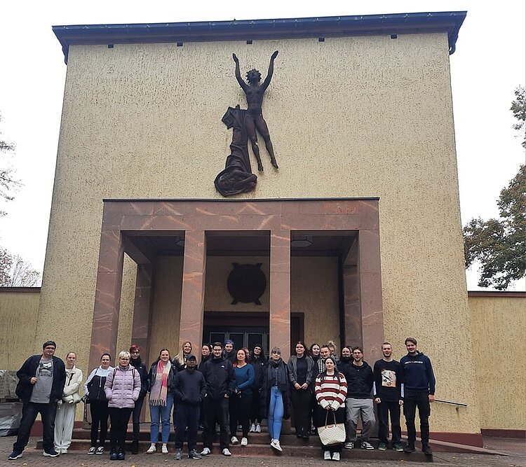 Unterricht einmal anders – Ethik trifft medizinische Fachsprache Die angehenden Pflegekräfte der Euro Akademie Riesa haben sich gemeinsam vor dem Krematorium positioniert für ein Gruppenfoto.
