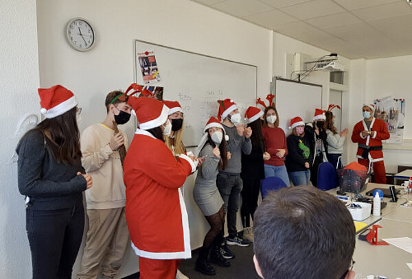 Nikolaus im Doppelpack, Engel und Rentiere an der Euro Akademie