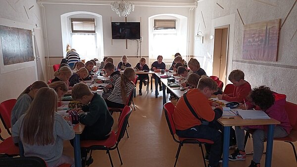Kultur- und Bildungsreise in die Toskana Thüringens Schülerinnen und Schüler beim Unterricht. Die aneinandergestellten Tische bilden eine U-Form.