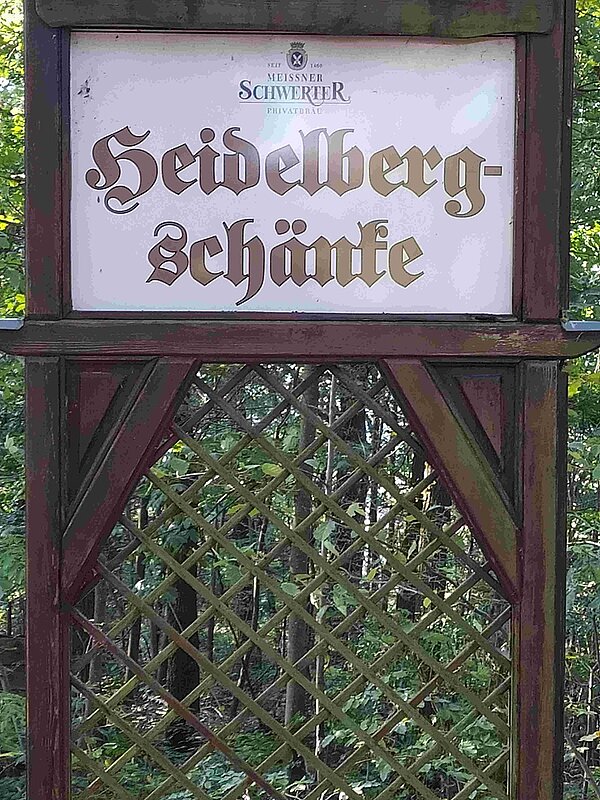 Schild einer Gaststätte im Wald
