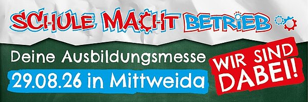Ein grün-weißes Banner mit weißer Kreideschrift macht Werbung für die Messe "Schule macht Betrieb" in Mittweida
