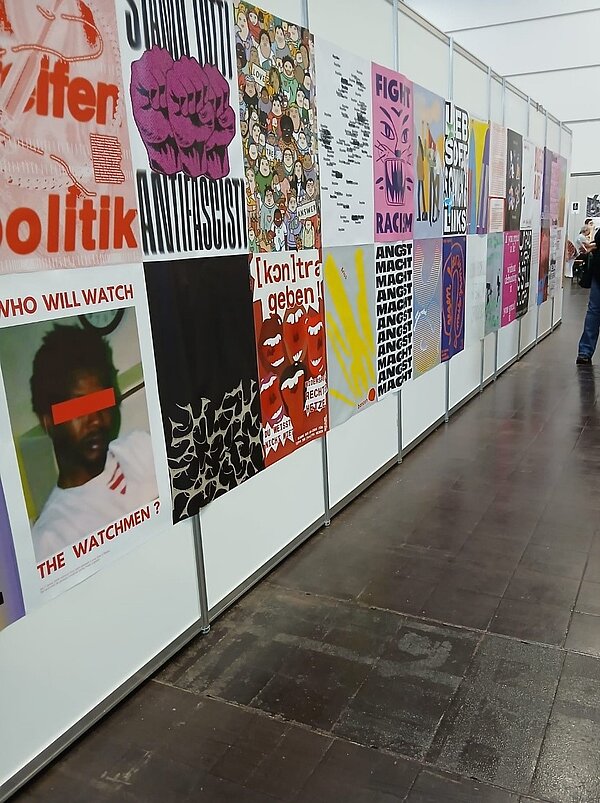 Die Leipziger Buchmesse – ein Erfahrungsbericht Eine Stellwand mit zahlreichen Plakaten zu gesellschaftspolitischen Themen