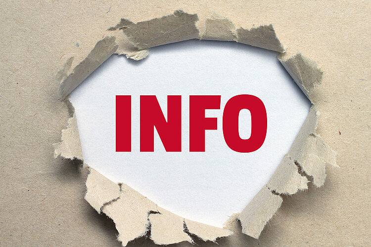 Jetzt Anmeldegebühr sparen! Die Aufschrift "Info" ist in großen roten Lettern auf weißem Hintergrund zu sehen, die durch kreisförmig aufgerissenes Packpapier sichtbar wird.