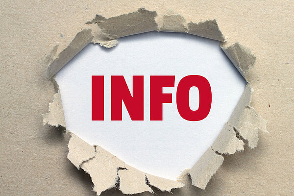 Jetzt Anmeldegebühr sparen! Die Aufschrift "Info" ist in großen roten Lettern auf weißem Hintergrund zu sehen, die durch kreisförmig aufgerissenes Packpapier sichtbar wird.