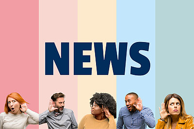Die Aufschrift "News" in dunkelblauen Lettern steht auf einem bunt gestreiften Hintergrund. Darunter sind fünf Personen nebeneinander zu sehen, die sich alle eine Hand ans Ohr halten und überrascht schauen.