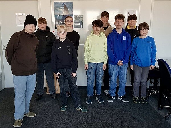 Boys'Day an der Euro Akademie Schüler posieren zum Besuch der Euro Akademie Aschaffenburg im Rahmen des Boys'Day für ein Gruppenfoto.