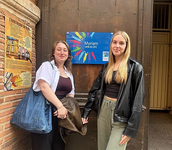 Erasmus-Reise zu einer Hochburg der Luftfahrt Die zwei Schülerinnen der Euro Akademie stehen vor der Partnerschule in Toulouse und posieren für ein Foto.