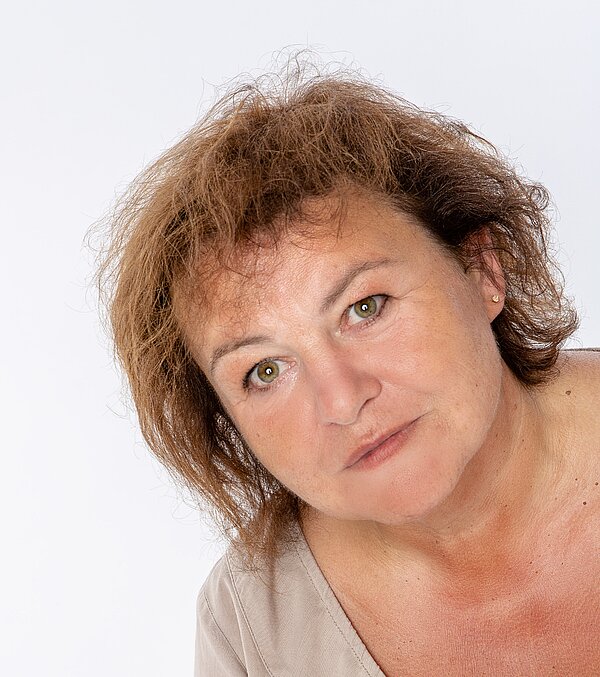 30 Jahre im Dienst und kein bisschen müde Eine Frau mit braunen Haaren schaut in die Kamera, es handelt sich um ein Profilbild.