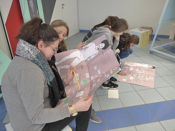 Schüler*innen besuchen Ausstellung "YOUNIWORTH"