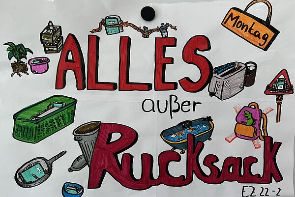 Erzieher*innen 22-2 verabschieden sich ins Abschlusspraktikum mit Mottowoche Ein bunt gestaltetes Plakat mit dem Titel "Alles außer Rucksack". Um den Schriftzug herum sind verschiedene alternative Behältnisse gezeichnet, wie ein Einkaufskorb, eine Schüssel, ein Mülleimer und ein Toaster. Ein durchgestrichener Rucksack symbolisiert das Motto.