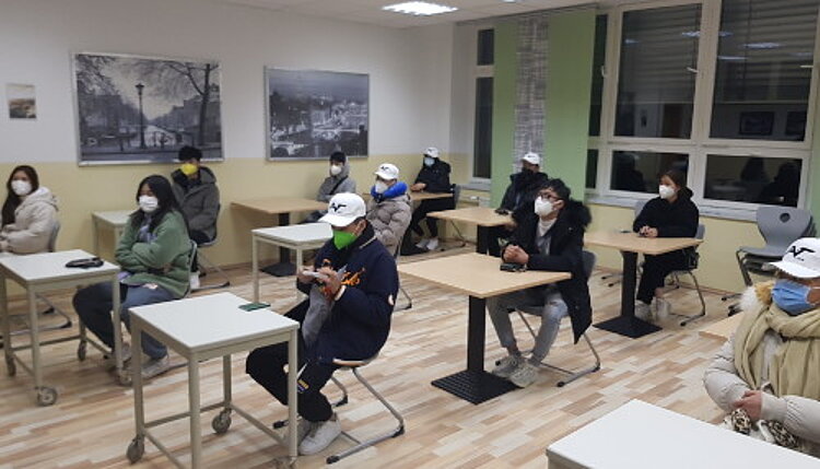 Erste Klasse vietnamesischer Schüler*innen in Vorbereitung auf die neue Pflegeausbildung
