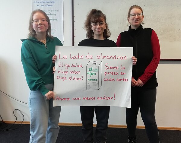 Der nächste Schritt zur Karriere: Career Week Drei Schülerinnen präsentieren ihr Plakat mit ihrer spanischen Werbung.