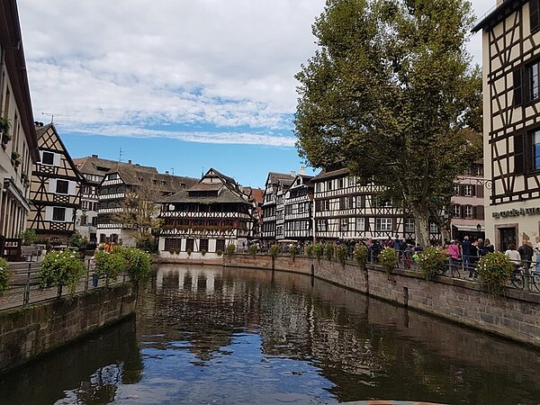 Blick auf den Fluss Ill mit Sicht auf Fachwerkhäuser.