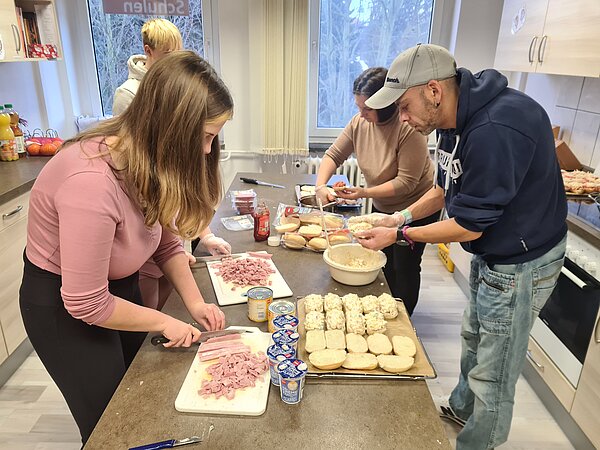 Die Schüler*innen der Euro Akademie Rochlitz belegen gemeinsam Pizzabrötchen.