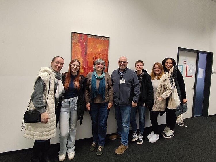Tag der offenen Tür Lehrkräfte und Absolventinnen der Euro Akademie Bamberg posieren für ein Gruppenfoto.