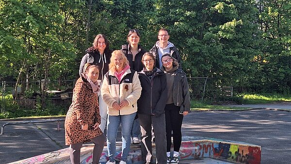 In der Natur Die angehenden Erzieherinnen der Euro Akademie Hohenstein-Ernstthal posieren gemeinsam für ein Gruppenfoto.