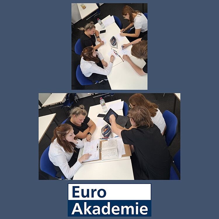 Teamwork Schüler sitzen gemeinsam am Tisch und gestalten gemeinsam Wappen.