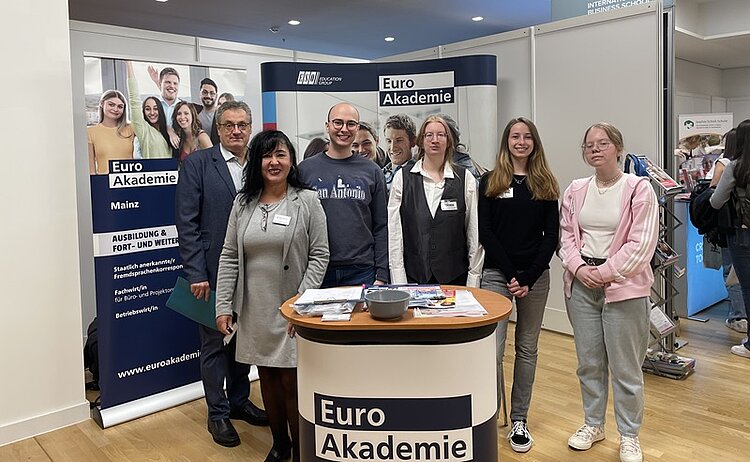 BIM Rheinhessen 2024 Gruppenfoto am Euro Akademie Messestand mit sechs Teammitgliedern