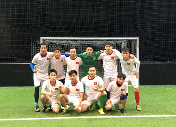 Fußballspiel der vietnamesischen Altenpflegeschüler