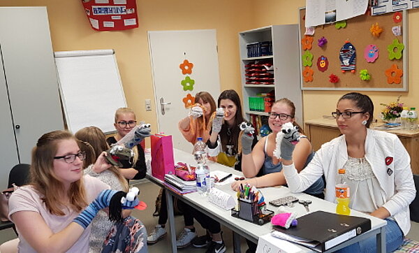 Auszubildende gestalten charaktervolle Handpuppen
