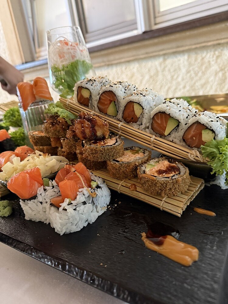 Erfolgreiche Graduation-Feier der Euro Akademie Bamberg/Nürnberg 2025 Ein Blick aufs Buffet zeugt von einer großen Auswahl an frischem Sushi.