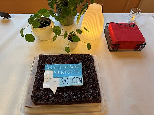 Menschen erfolgreich in Arbeit oder Ausbildung begleiten Selbsgebackene Torte eines Mentees der Arbeitsmarktmentoren.