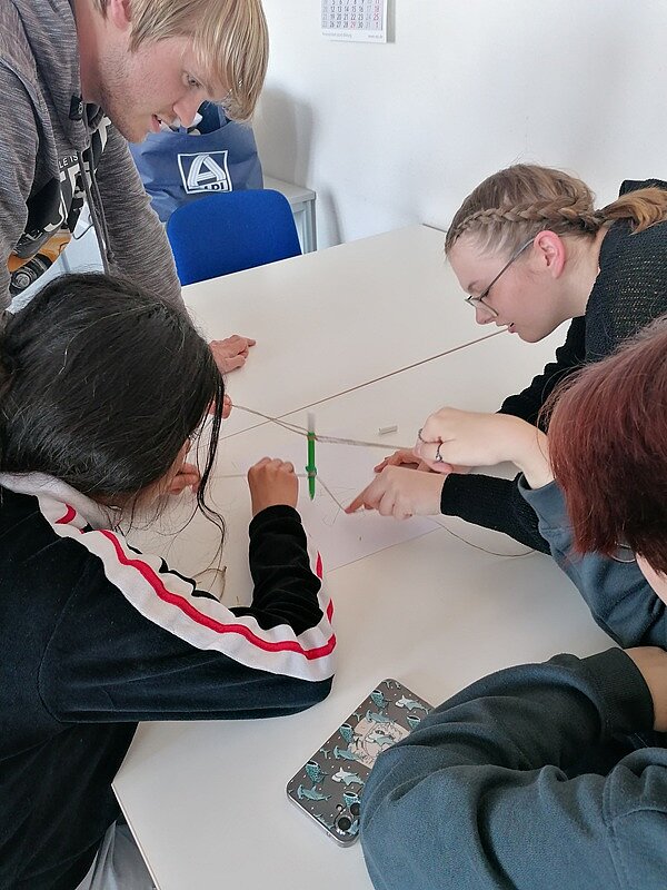 Teamwork Schülerinnen und Schüler der Euro Akademie Zwickau arbeiten im Team an der gestellten Aufgabe.