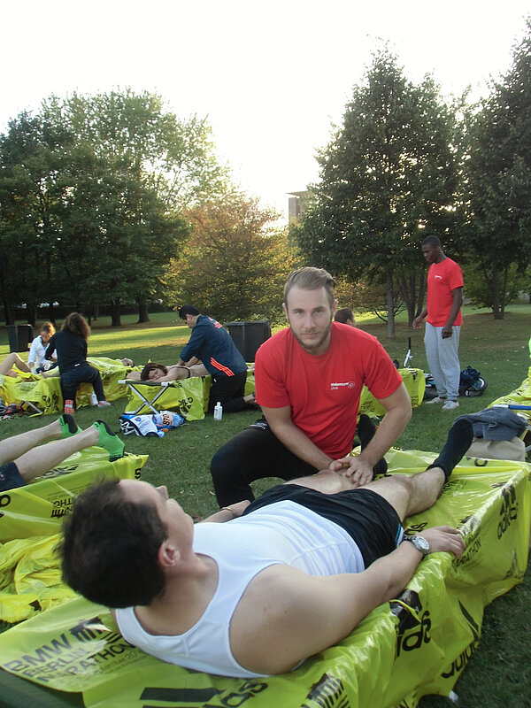 Massage-Schüler beim Marathon