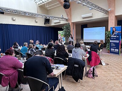Die Teilnehmenden des Kooperationstreffens hören der Referentin interessiert bei ihrem Vortrag zu. 
