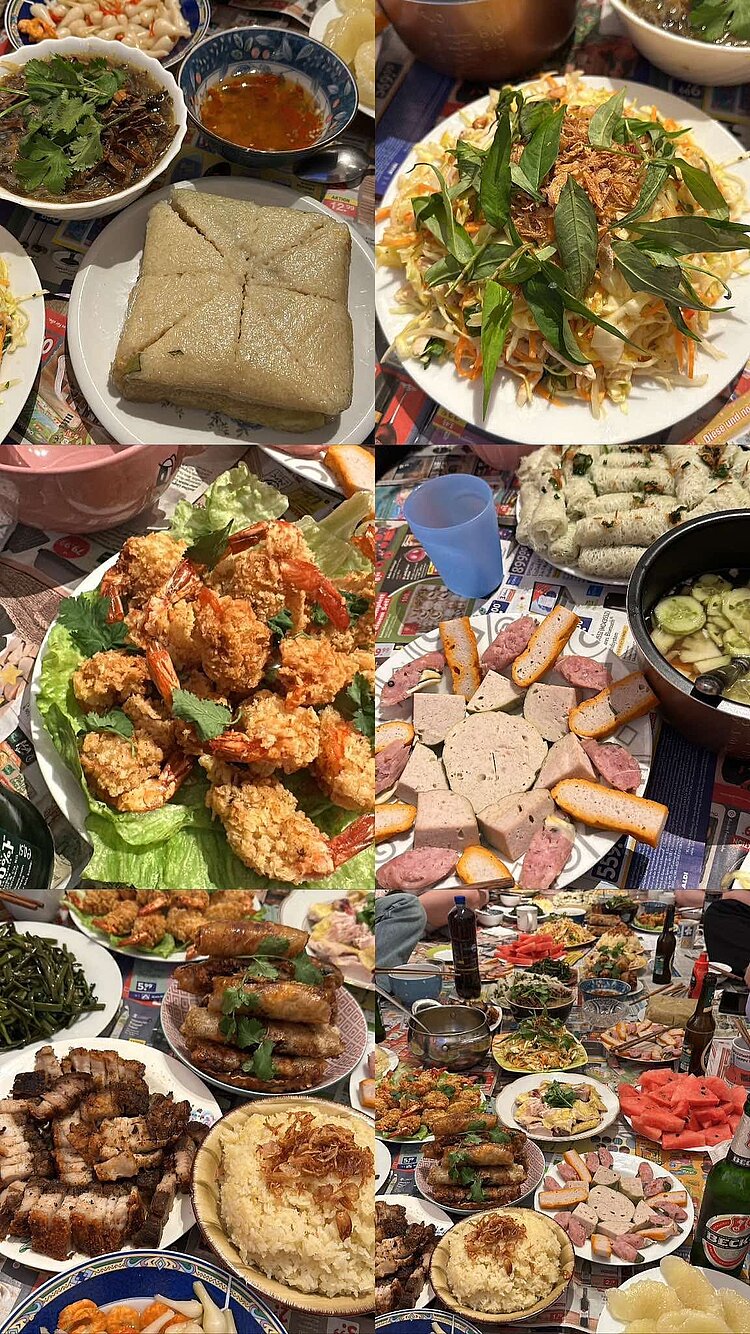 Tet Fest in Deutschland Auf einem Tisch mit blauer Tischdecke stehen verschiedene Salate, panierte Snacks und Fleischwaren