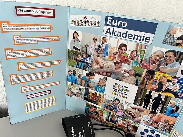 Tag der offenen Tür Informationsstand mit großen Roll-Ups der Euro Akademie