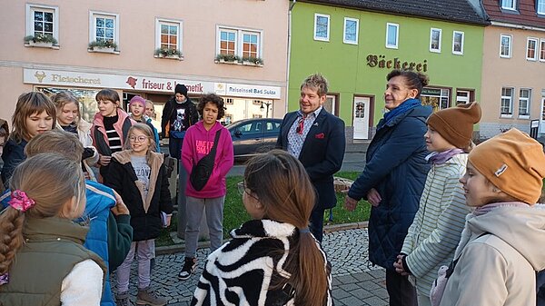 Kultur- und Bildungsreise in die Toskana Thüringens Schülerinnen und Schüler stehen gemeinsam mit ihren Lehrkräften draußen und unterhalten sich.