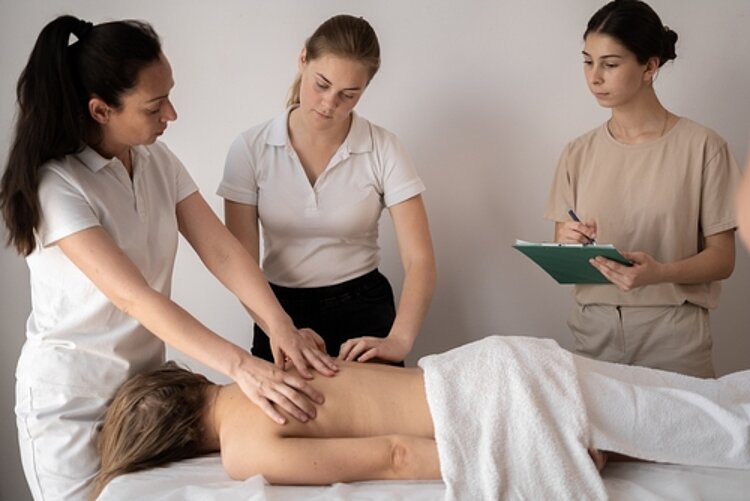 Erfolgreiche Zertifizierung der Ausbildung zum*r Masseur*in und medizinische*r Bademeister*in