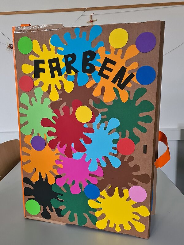 Schüler*innen gestalten kreative Lapbooks