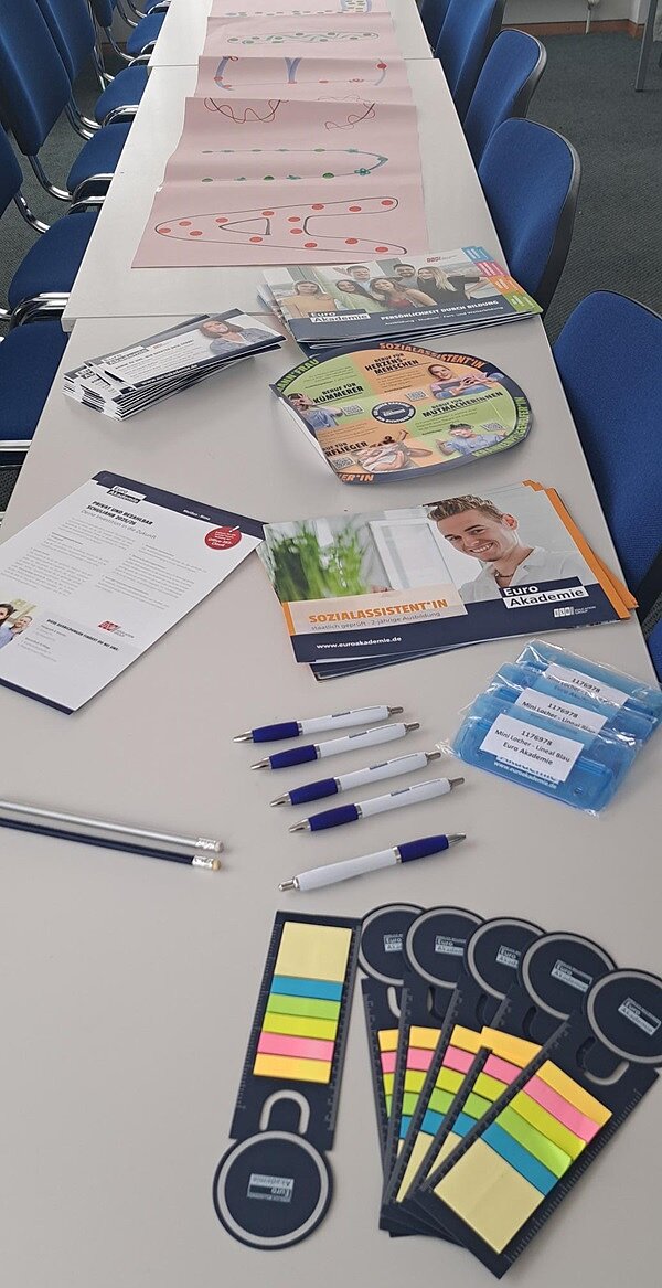 Rundum gelungene Veranstaltung in Meißen Auf einem langen weißen Tisch im Unterrichtsraum liegen vorbereitete Informationen und Materialien für eine Mitmach-Aktion.