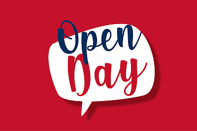 In einer weißen Sprechblase ist die Aufschrift "Open Day" zu sehen, wobei "Open" in dunkelblauer und "Day" in roter Schreibschrift gehalten ist. Der Hintergrund ist rot.
