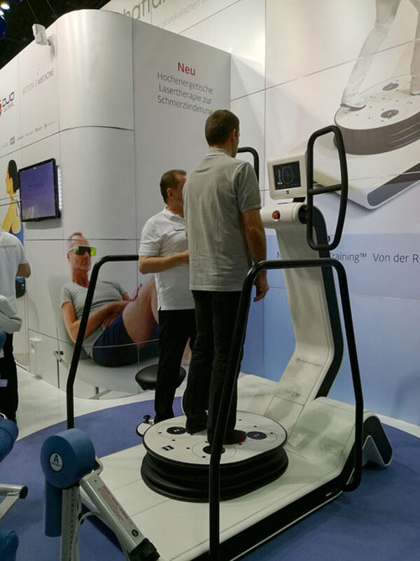 Auszubildende Physiotherapeuten auf Therapiemesse Leipzig