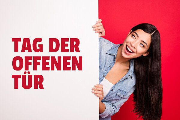 Tag der offenen Tür in der Euro Akademie Würzburg Auf der linken Seite ist die Aufschrift "Tag der offenen Tür in roten Lettern auf einer hellgrauer Fläche zu sehen, die wie eine Schiebetür von einer jungen, lächelnden Frau mit beiden Händen wie aufgeschoben wird, während sie dabei seitlich hervorschaut. Ihre langen, dunklen Haaren hängen dabei herab.