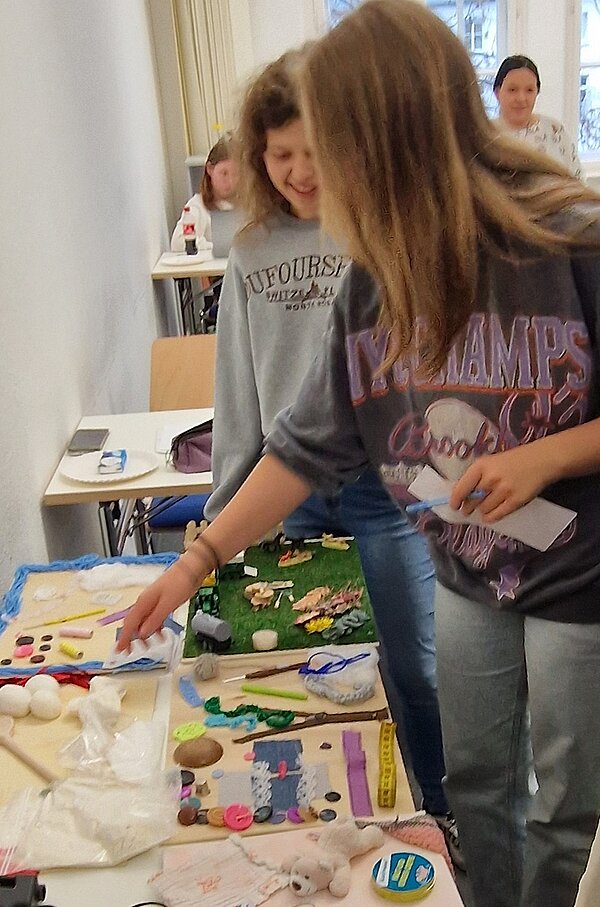 Erfolgreicher Tag der offenen Tür Besucherinnen und Besucher stellen in einem Workshop selbst Kinderknete her.