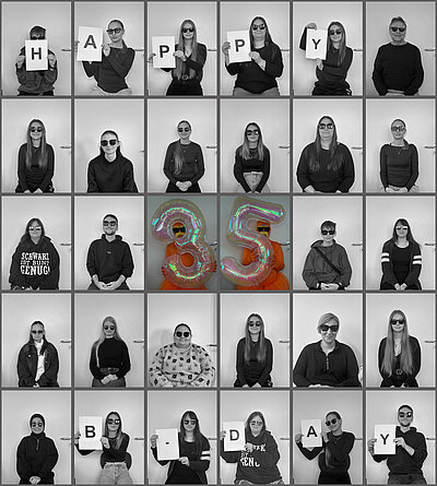 Schwarz-weiße Fotocollage mit zahlreichen Personen in Sonnenbrillen; Buchstabenschilder ergeben „HAPPY B-DAY“, während zwei farbige Bilder in der Mitte Ballons mit der Zahl 35 zeigen.