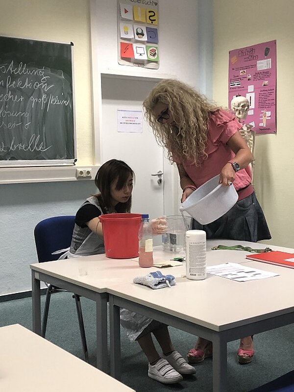 Praktischer Unterricht in der neuen Altenpfegeklasse 2018
