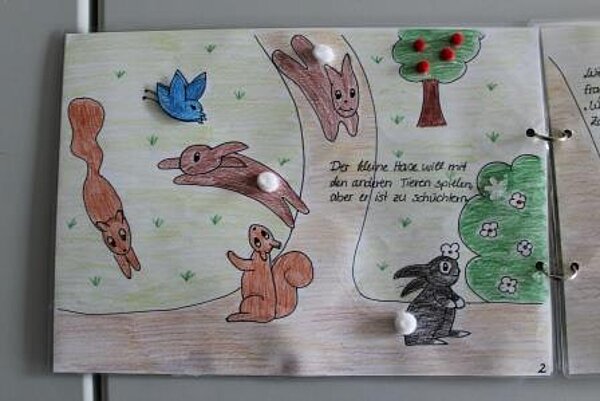 Sozialassistenten haben Wahrnehmungsbücher gestaltet