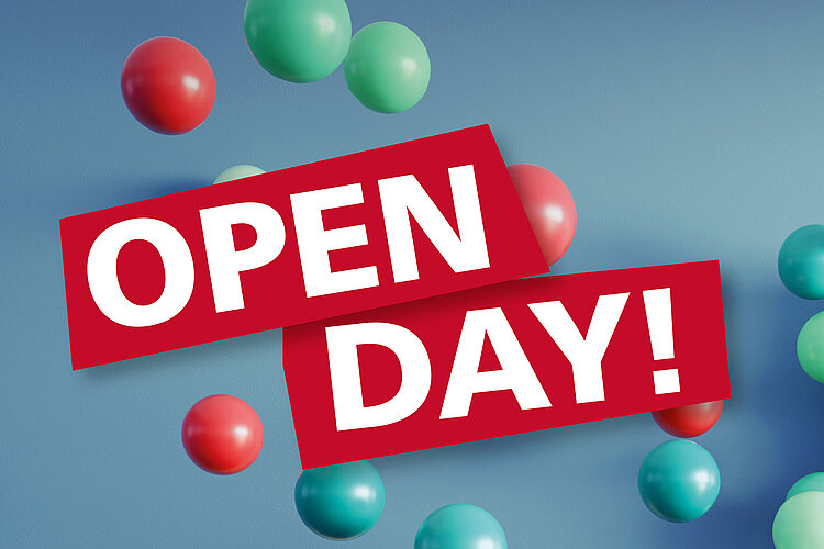 Tag der offenen Tür Mit Weiß auf Rot steht "Open Day" geschrieben und dahinter sind auf hellblauem Hintergrund bunte Kugeln.