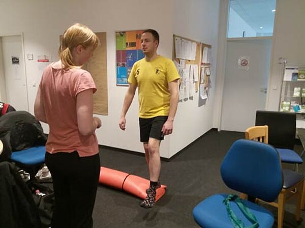 Angehende Physiotherapeuten trainieren Fußballer