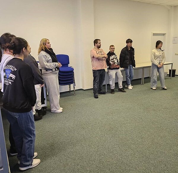 3. Gesundheitstag an der Euro Akademie Bitterfeld-Wolfen Schülerinnen und Schüler der Euro Akademie stehen im Klassenraum im Kreis.