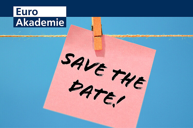 Jetzt schon für 2025 bewerben! Die Aufschrift "Save the Date!" steht wie handschriftlich geschrieben auf einem rosafarbenen Notizzettel, der mit einer Holzwäscheklammer an eine Kordel gehängt ist. Der Hintergrund ist blau. Links oben befindet sich das Logo der Euro Akademie.
